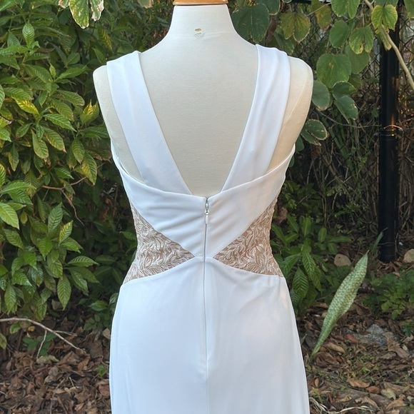 BCBG Maxazria white ‘Hasani’ embroidered gown, size 6 - Picture 9 of 12